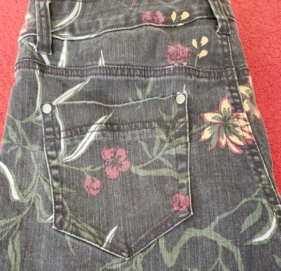 Black floral jeans - Picture 2 of 5